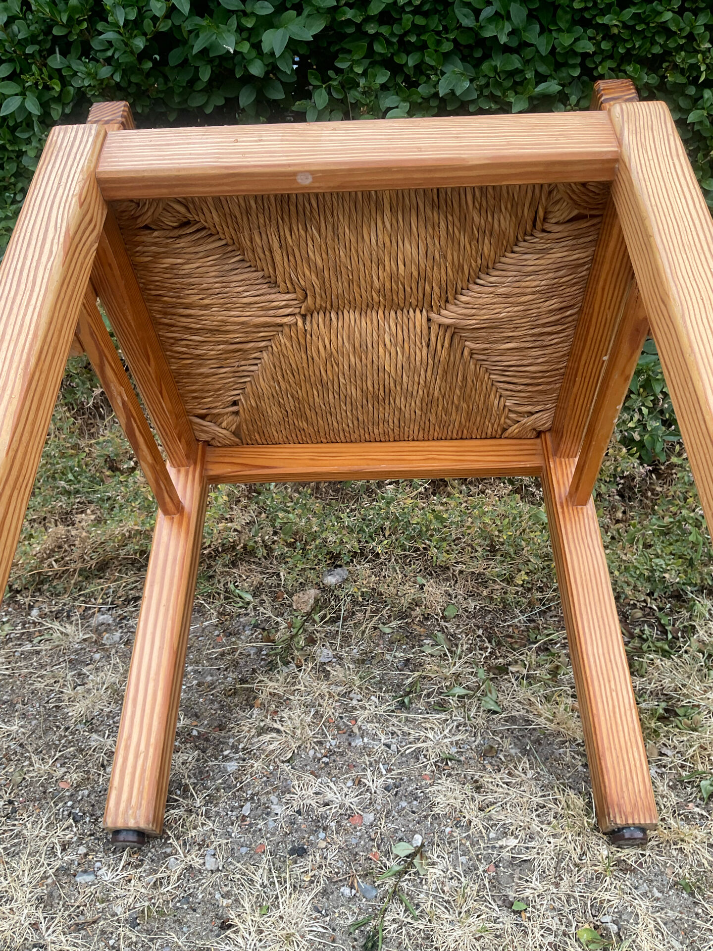 Brutalist chair in solid pine with a straw seat from the 1970s.