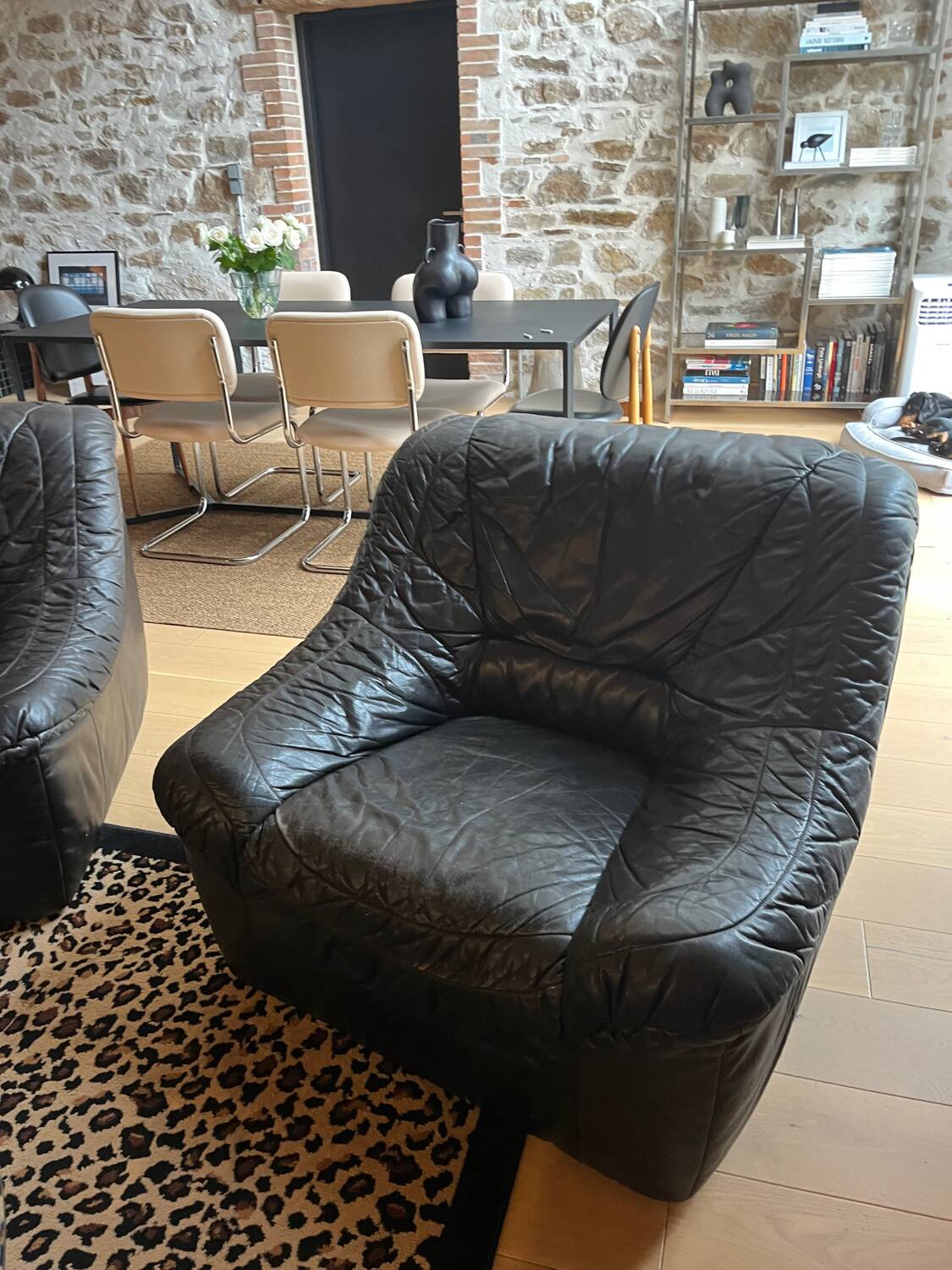 Pair of black leather armchairs from the 80s
