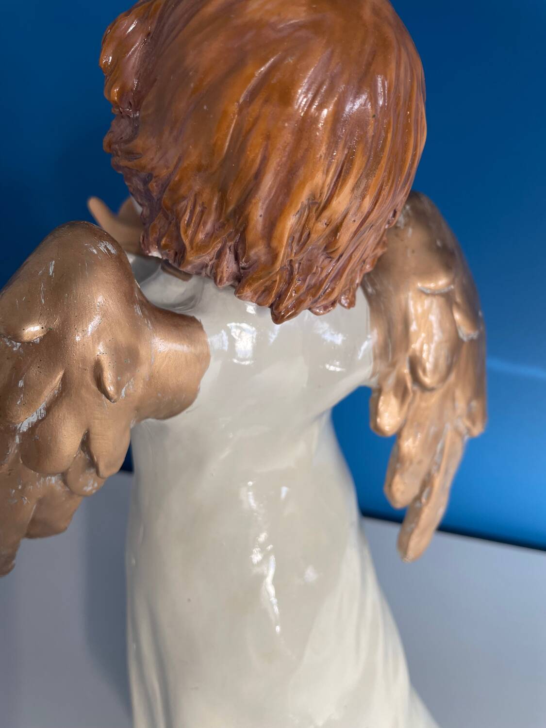 Ange decoratif avec oiseau