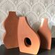 Vase plat en faïence rouge fait main artisanale creatrice