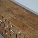 Armoire d'apothicaire allemande antique en pin avec boucliers en émail, années 1900