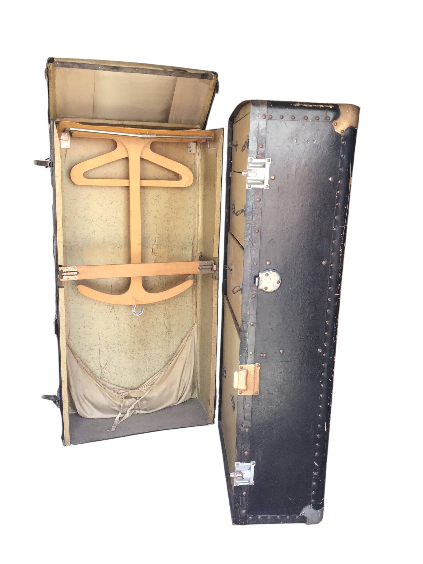 Antique vertical cabin trunk – 109 cm – parchment interior