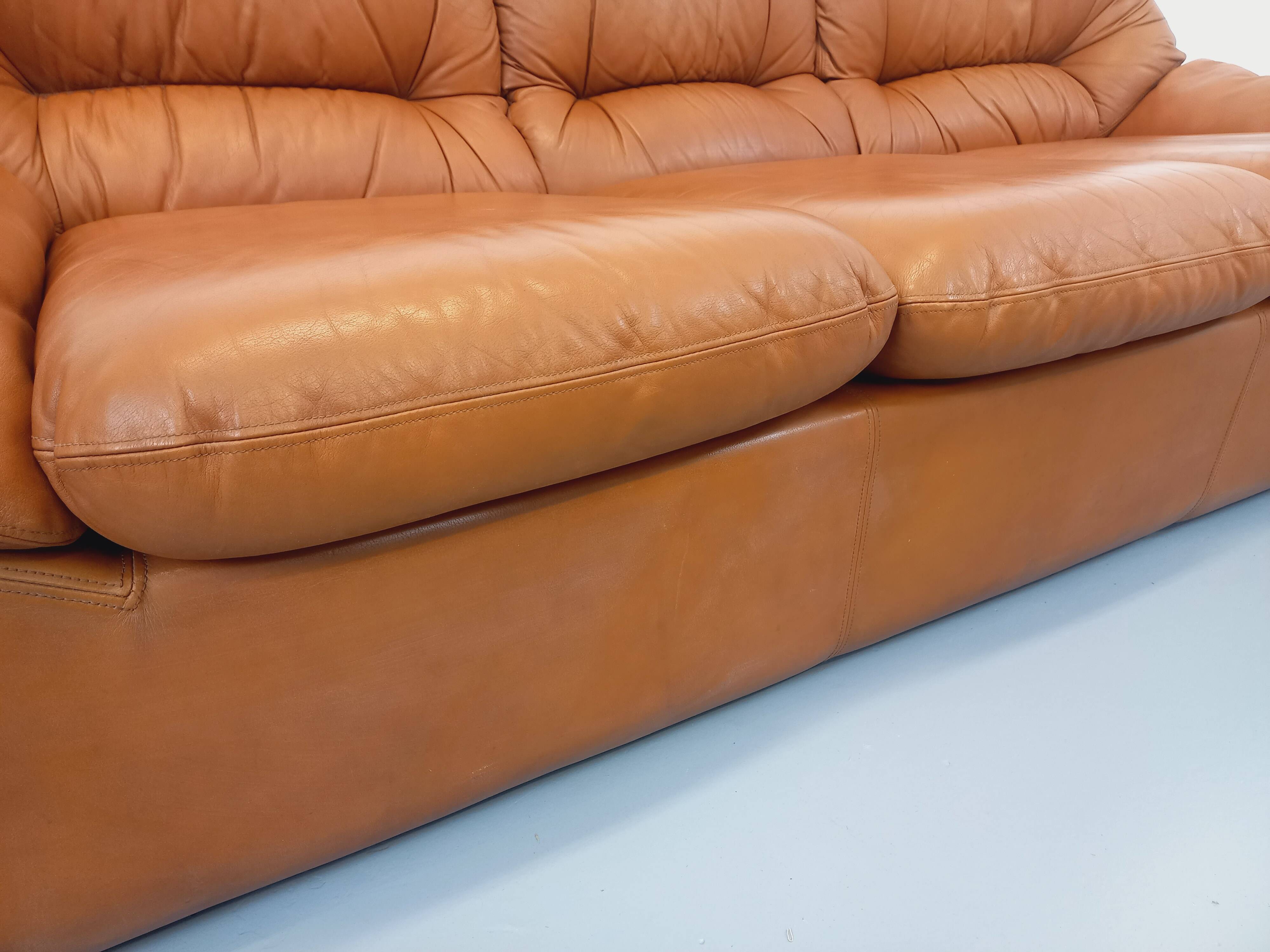Vintage cognac camel leather canapé from the 1970s.