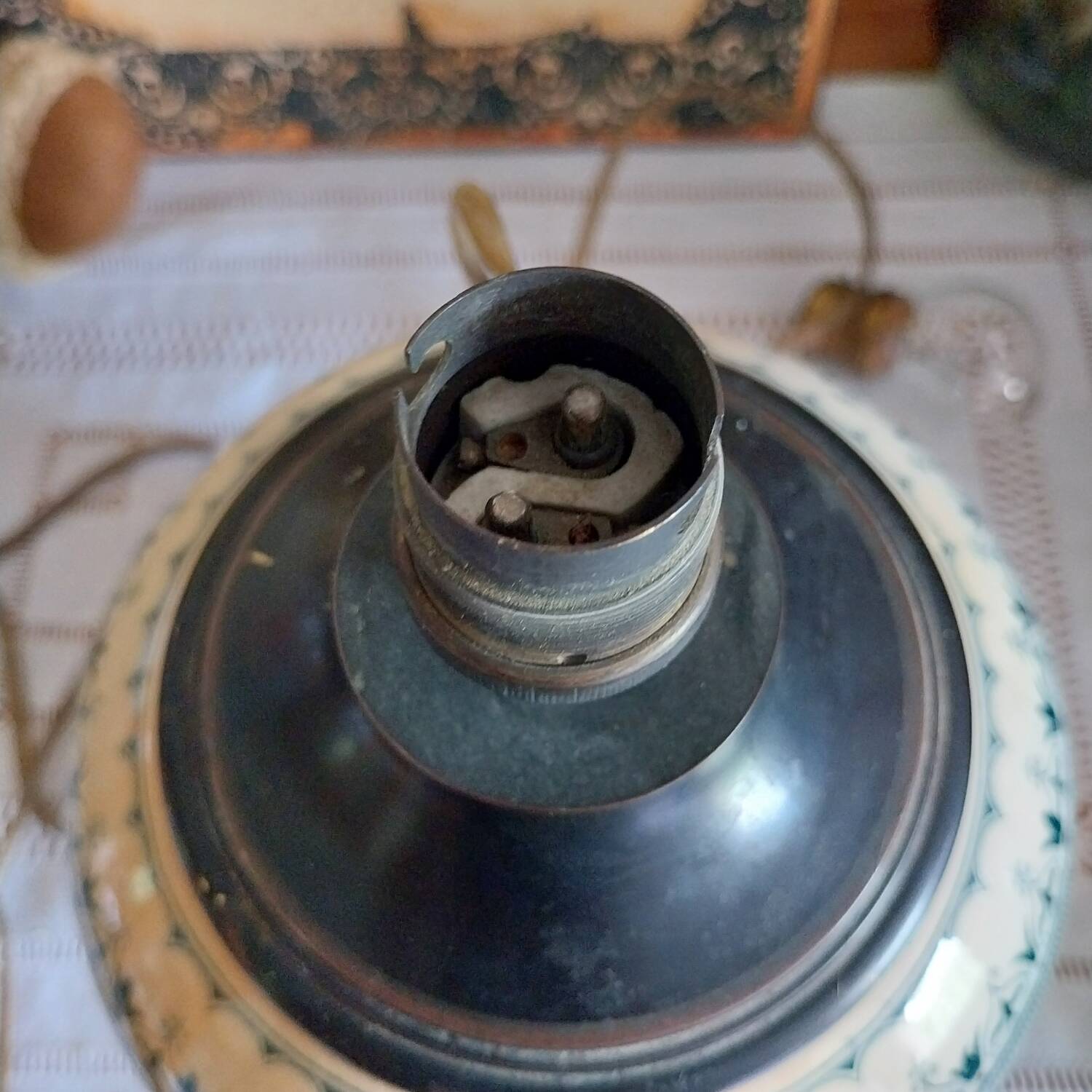 Old iron earth ceramic ball lamp base