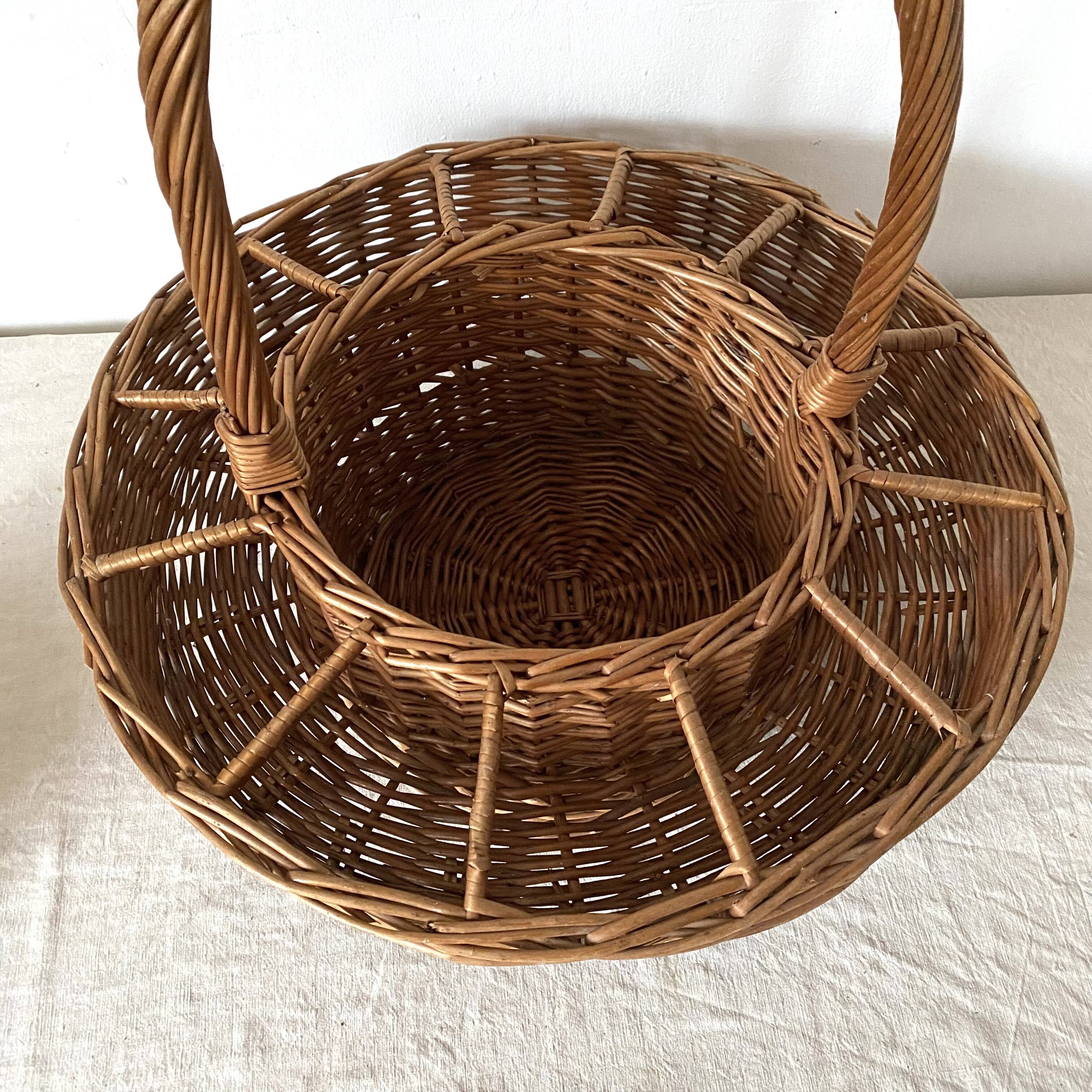 Bar basket or plant holder in woven wicker