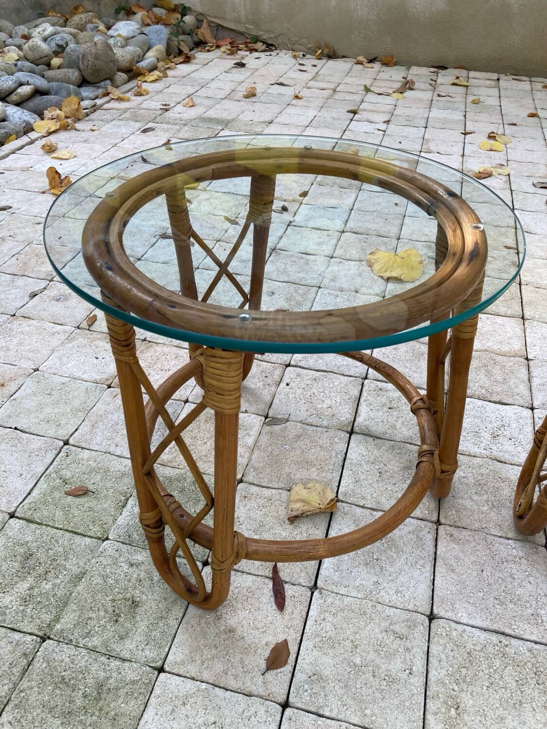 Pair of round coffee tables in vintage rattan and glass from the 1960s