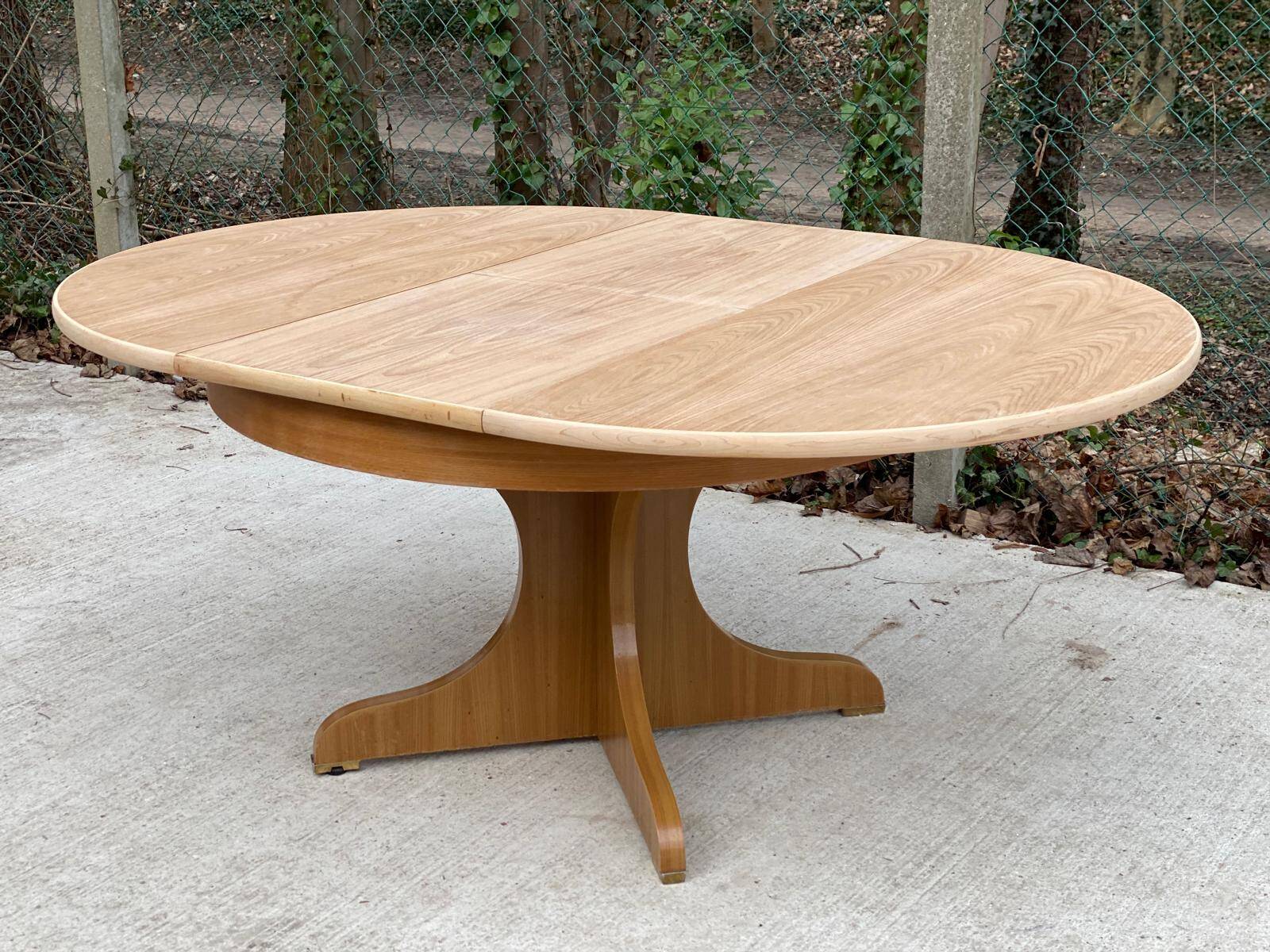 Round extendable Scandinavian dining table in Baumann style oak with central leg