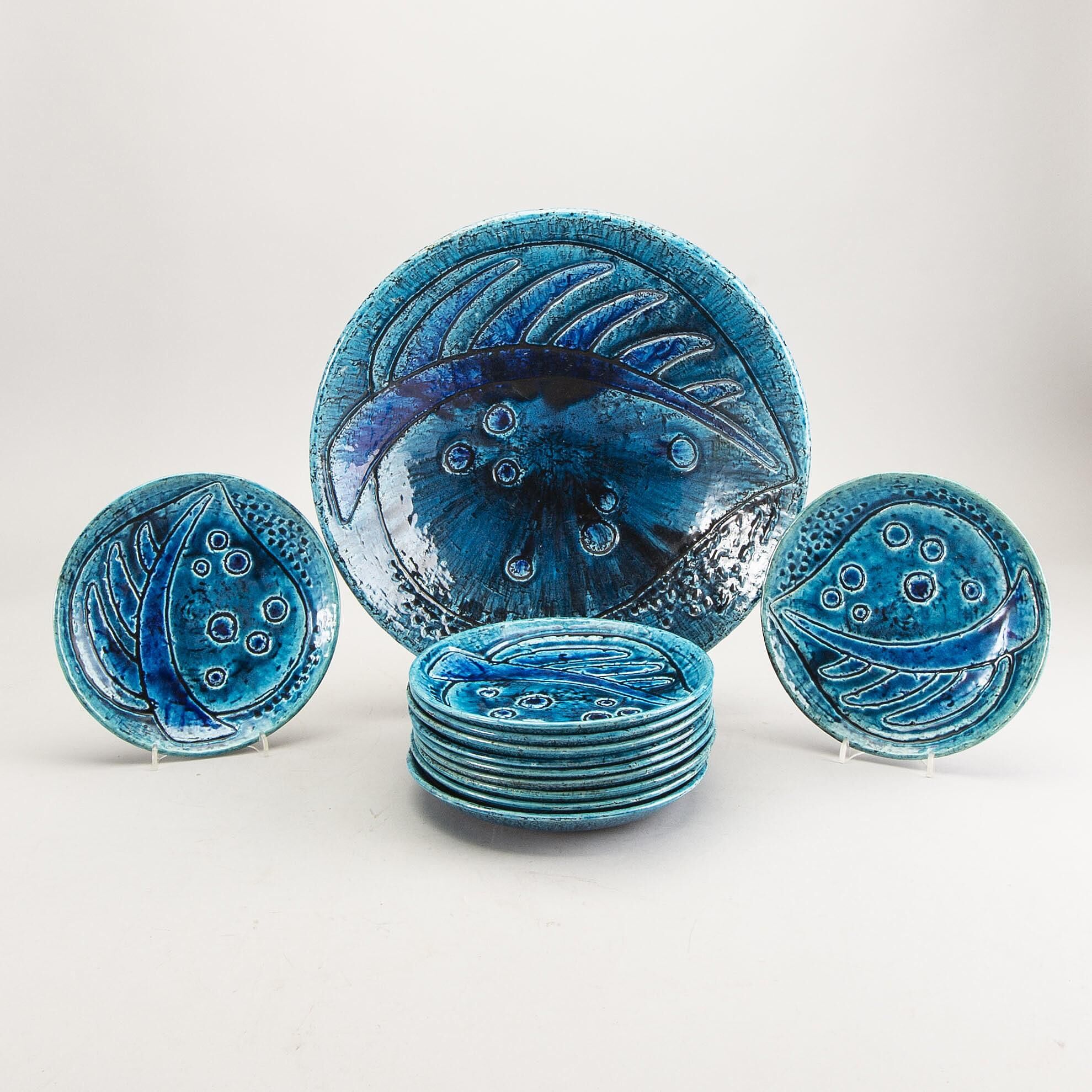 Un bol en grès et 11 assiettes par Charlotte Hamilton, Suède, 1970, Signé