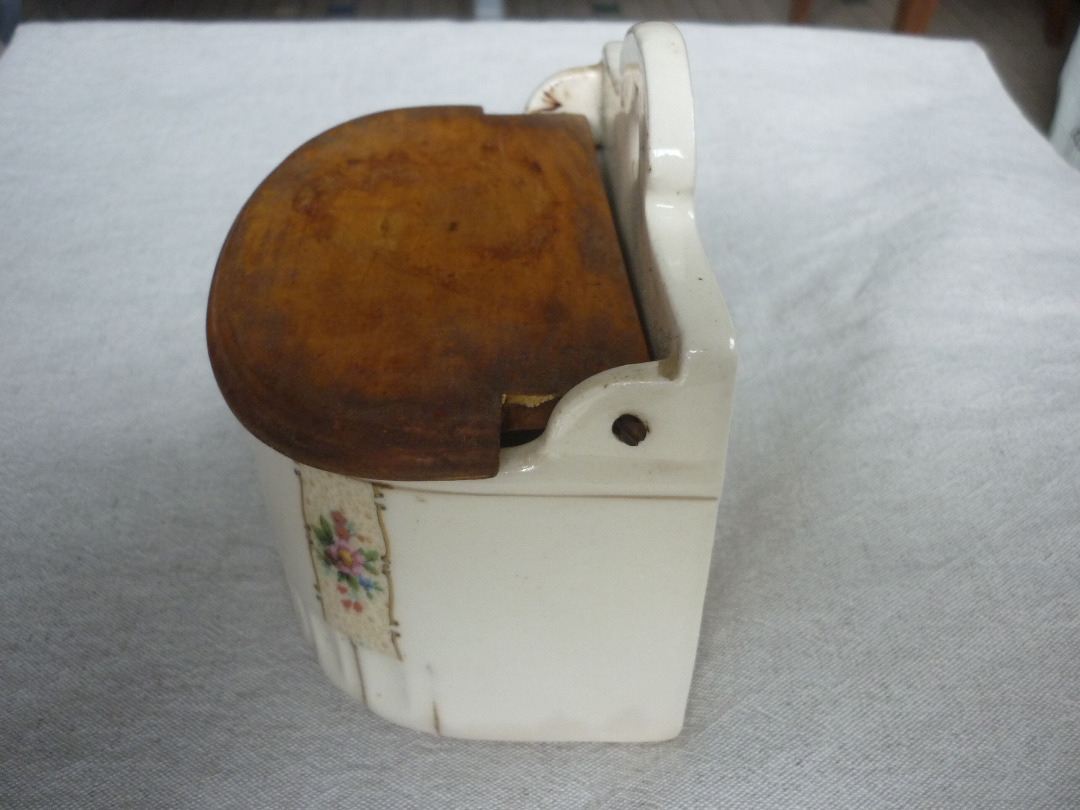 Matchbox in vintage faience