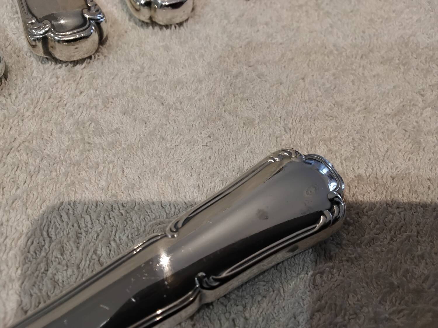 12 silver-plated table knives by Ercuis Valencay, 25cm