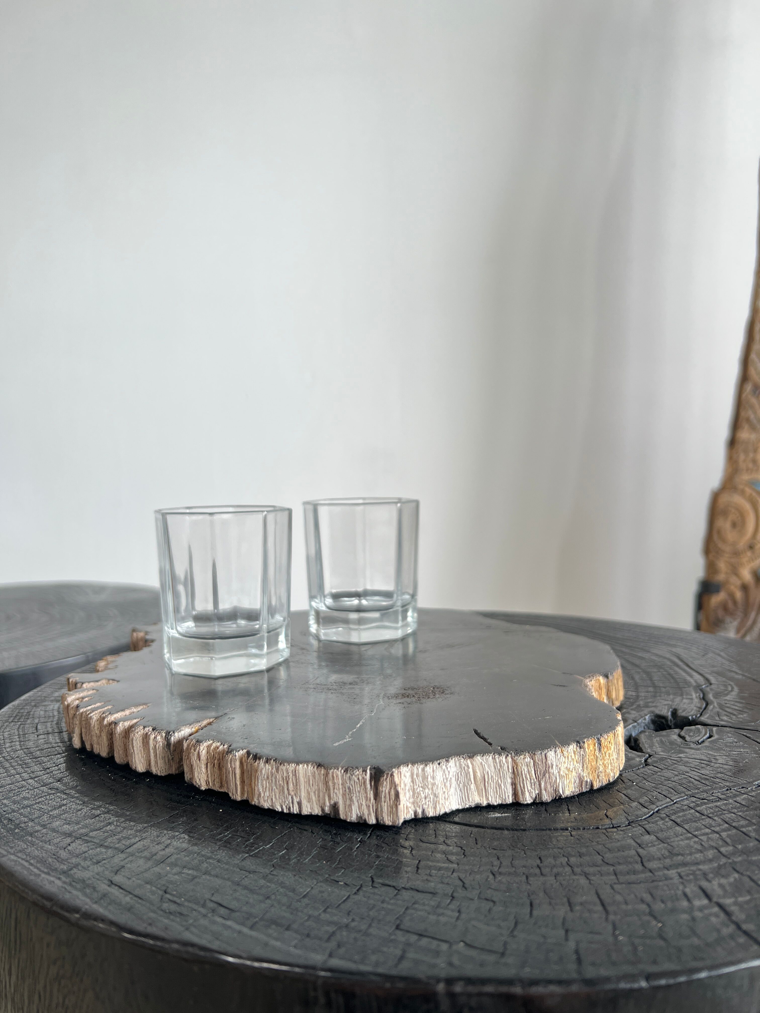 Black mango wood tripod side table with a semi-spherical top, height: 45 cm, diameter: 44 cm.