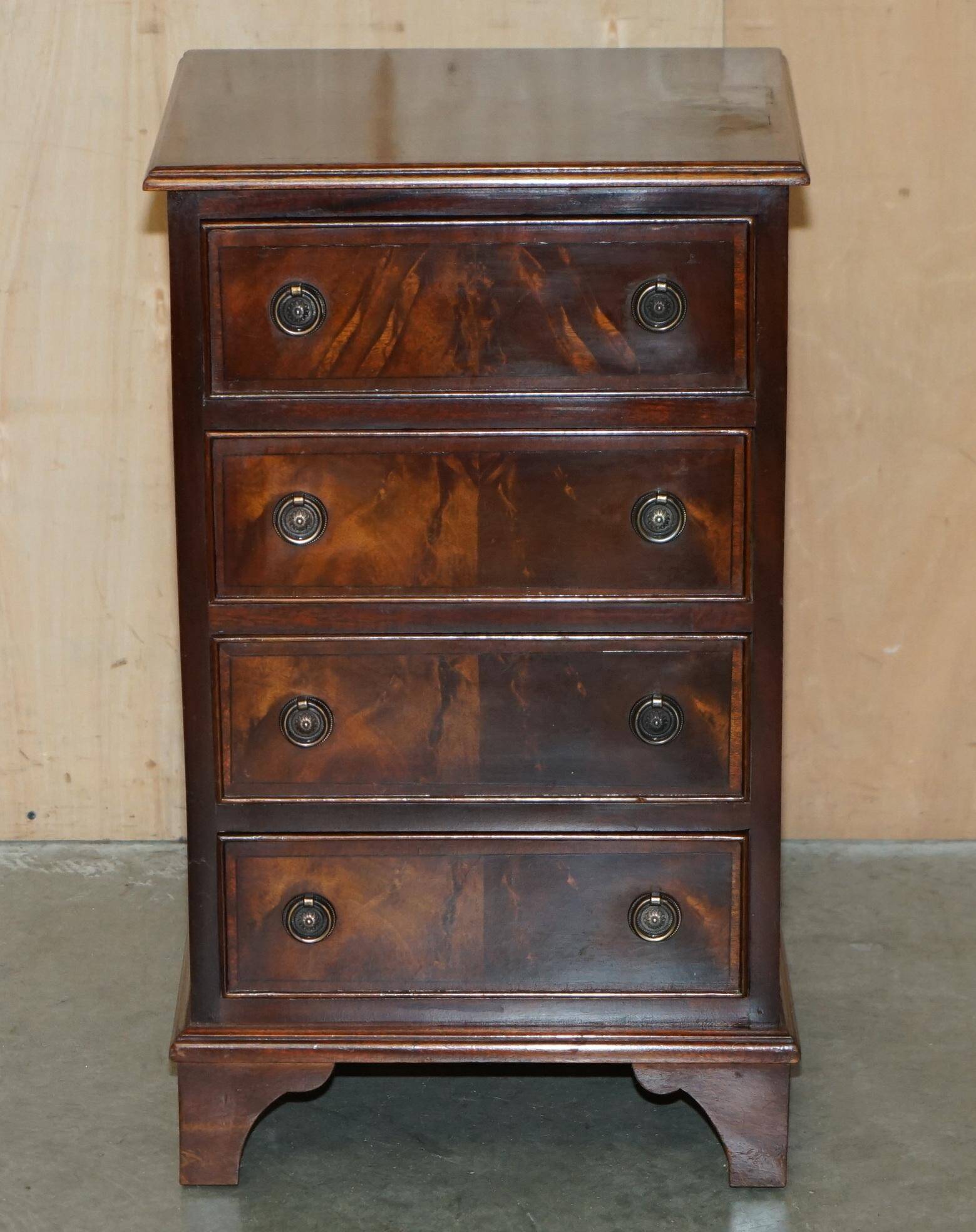 Paire de commodes françaises en bois dur flammé poli