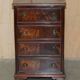 Paire de commodes françaises en bois dur flammé poli