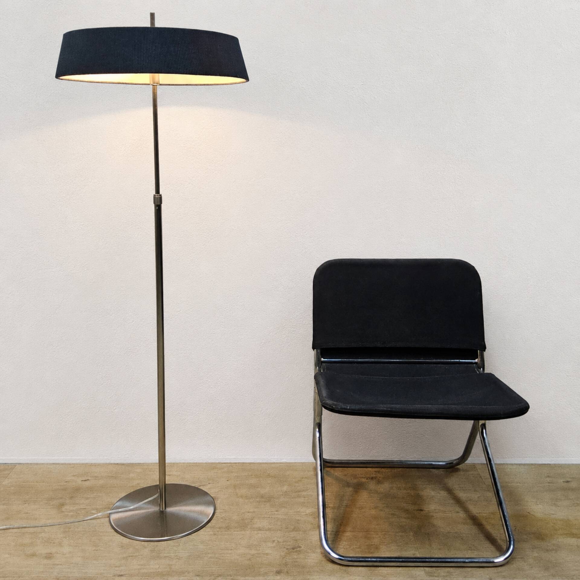 Lampe sur pied Van De Heg design chrome / abat-jour noir strié
