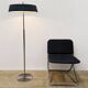 Lampe sur pied Van De Heg design chrome / abat-jour noir strié