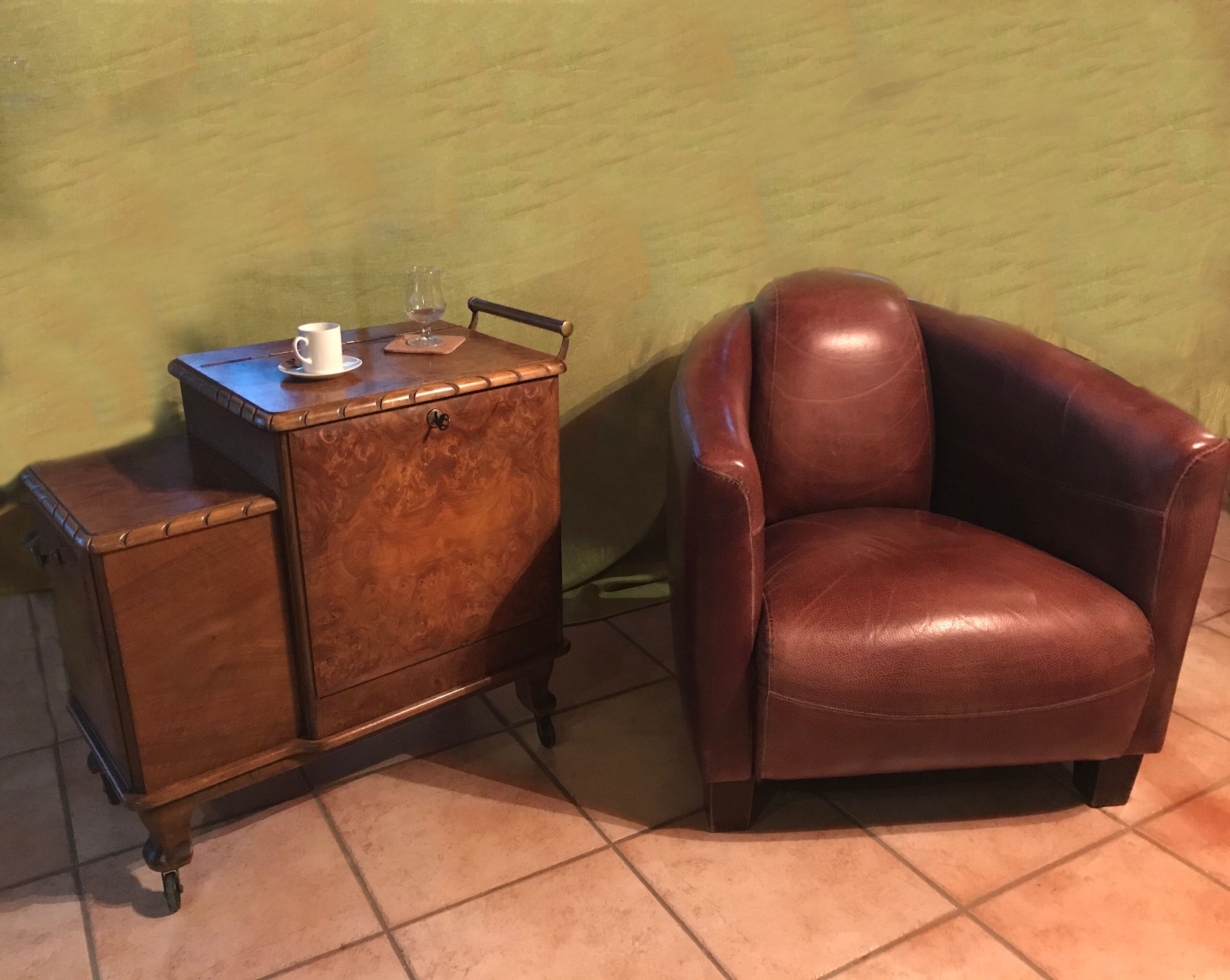 Trolley bar serves Art Deco