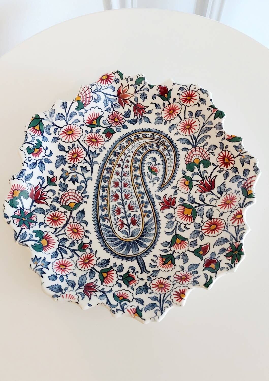 Gien earthenware plate – Floral paisley pattern – Scalloped edge
