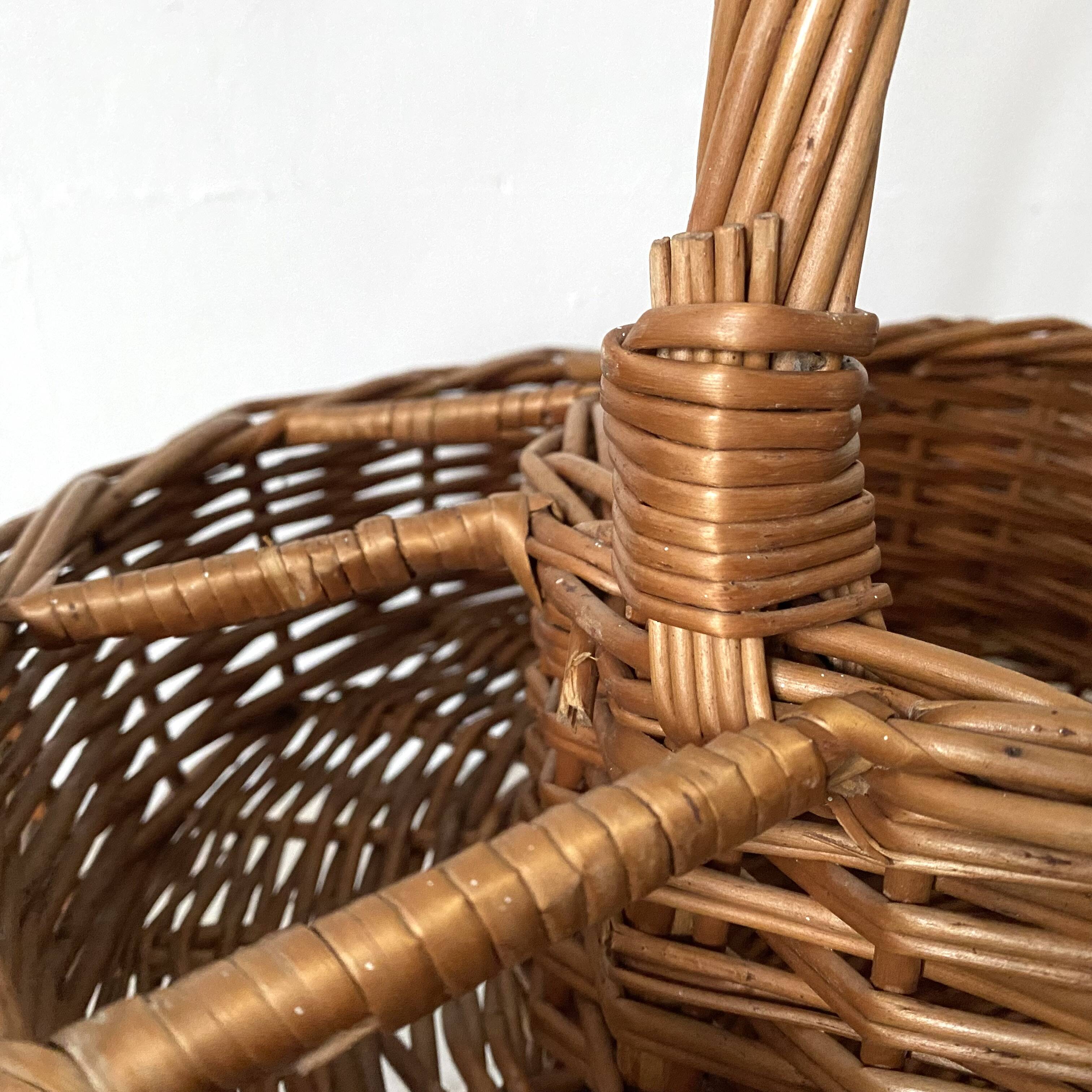 Bar basket or plant holder in woven wicker