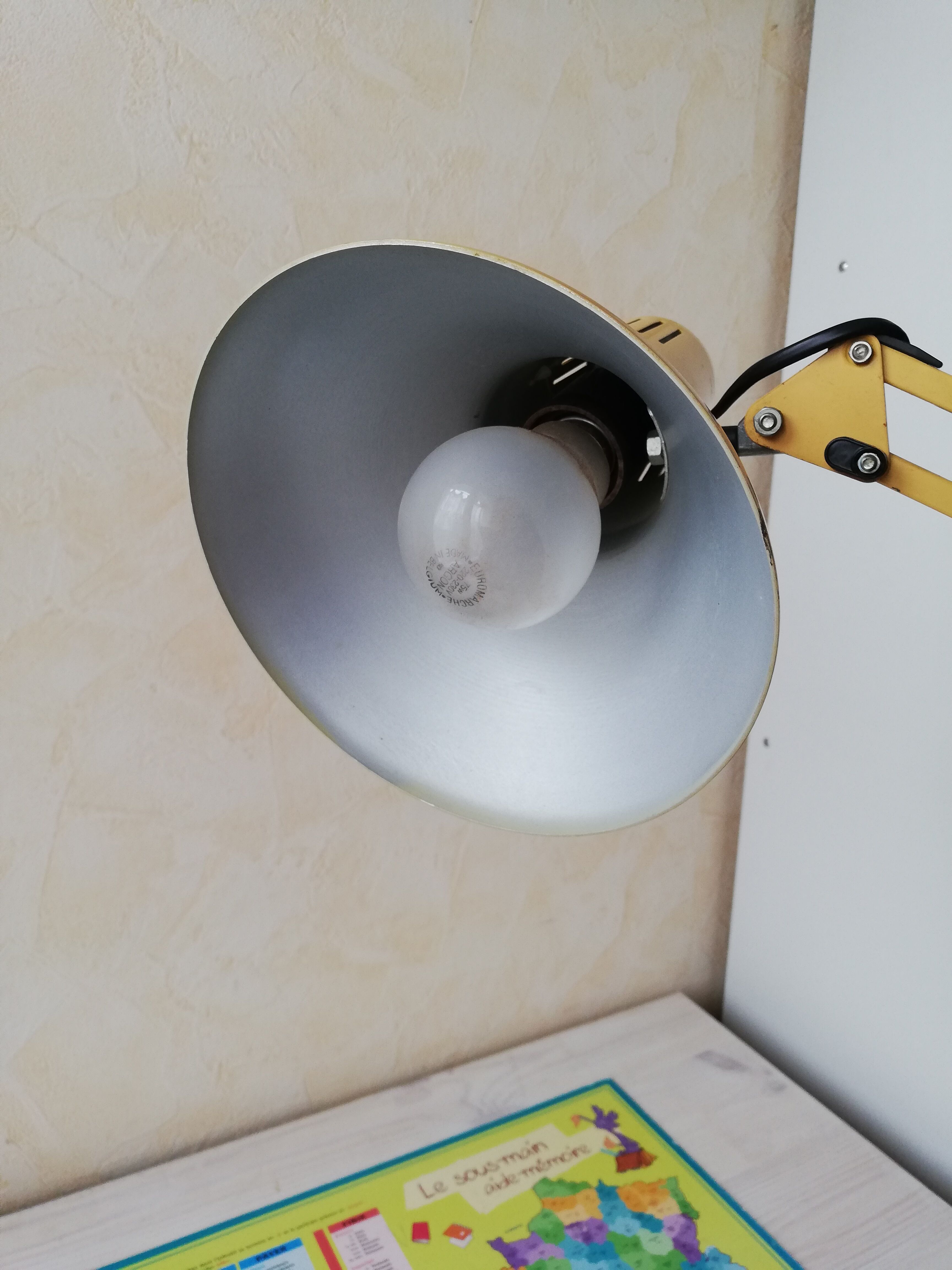 Articulated lamp brand twist