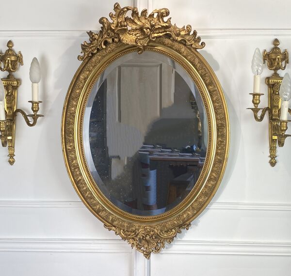Miroir glace ovale époque Napoleon III en bois et stuc doré de style louis xv