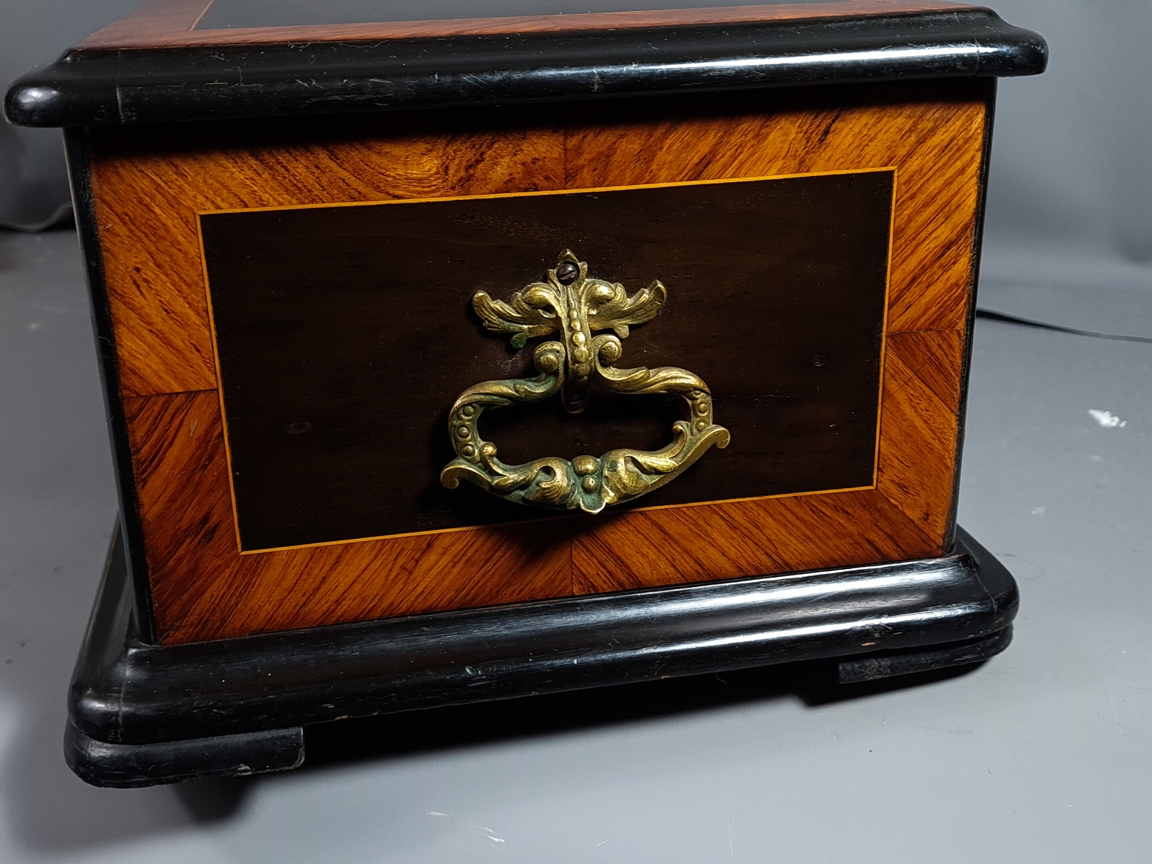 Boite ancienne bois et marquetterie vers 1900. 59x27x20 cm SB