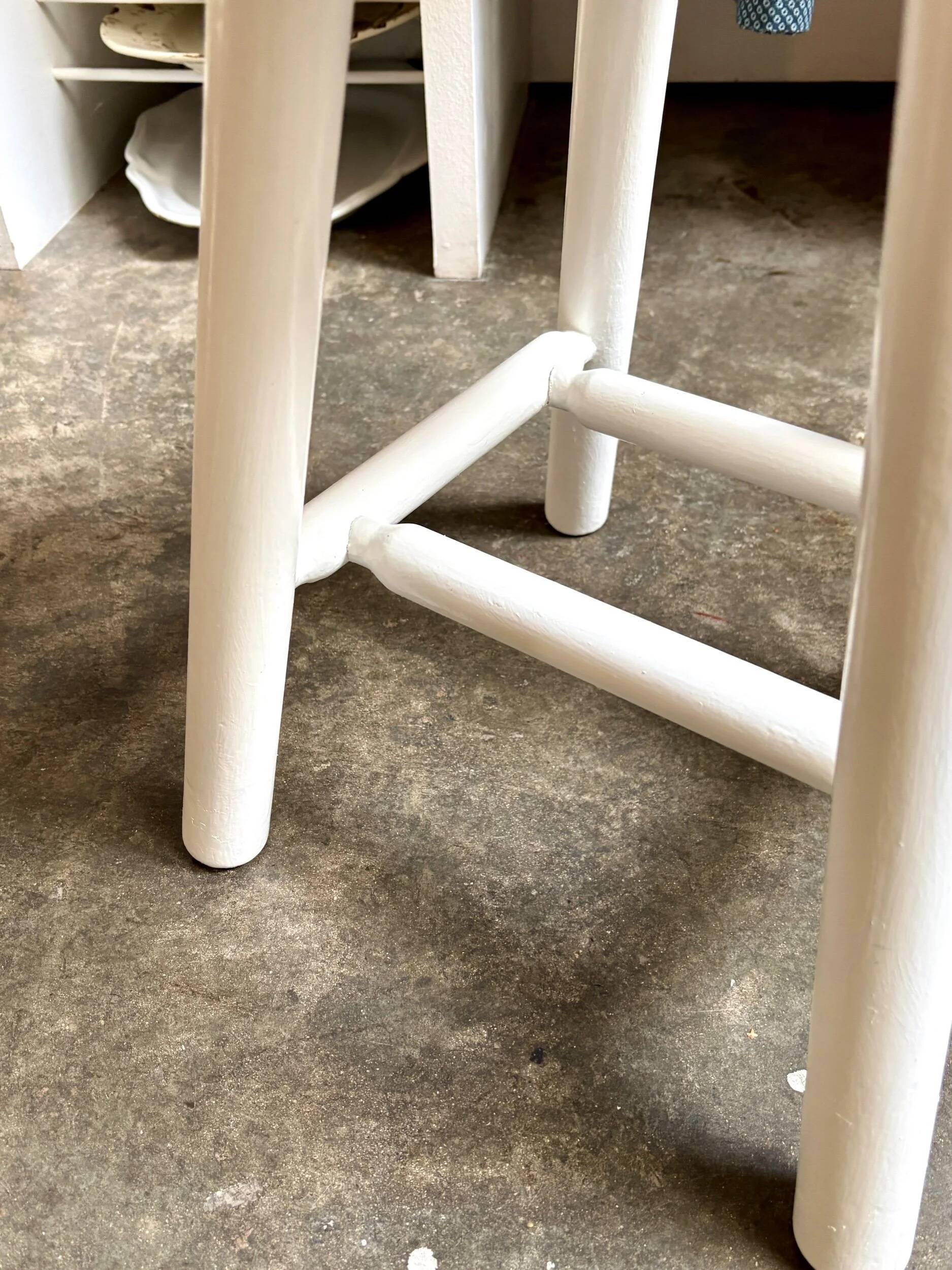 Tabouret en bois blanc