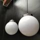 2 suspensions boules opalines