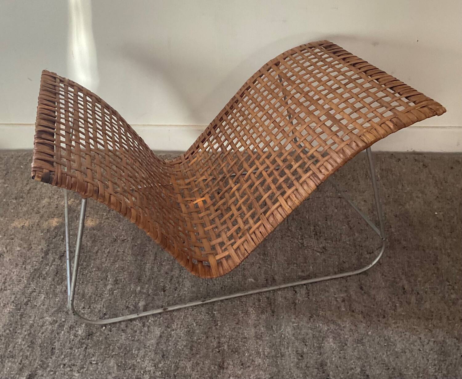 Magazine holder in woven rattan and metal