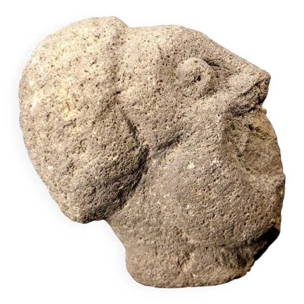 Tête sculptée en pierre volcanique, haute époque chrétienne — Beyit