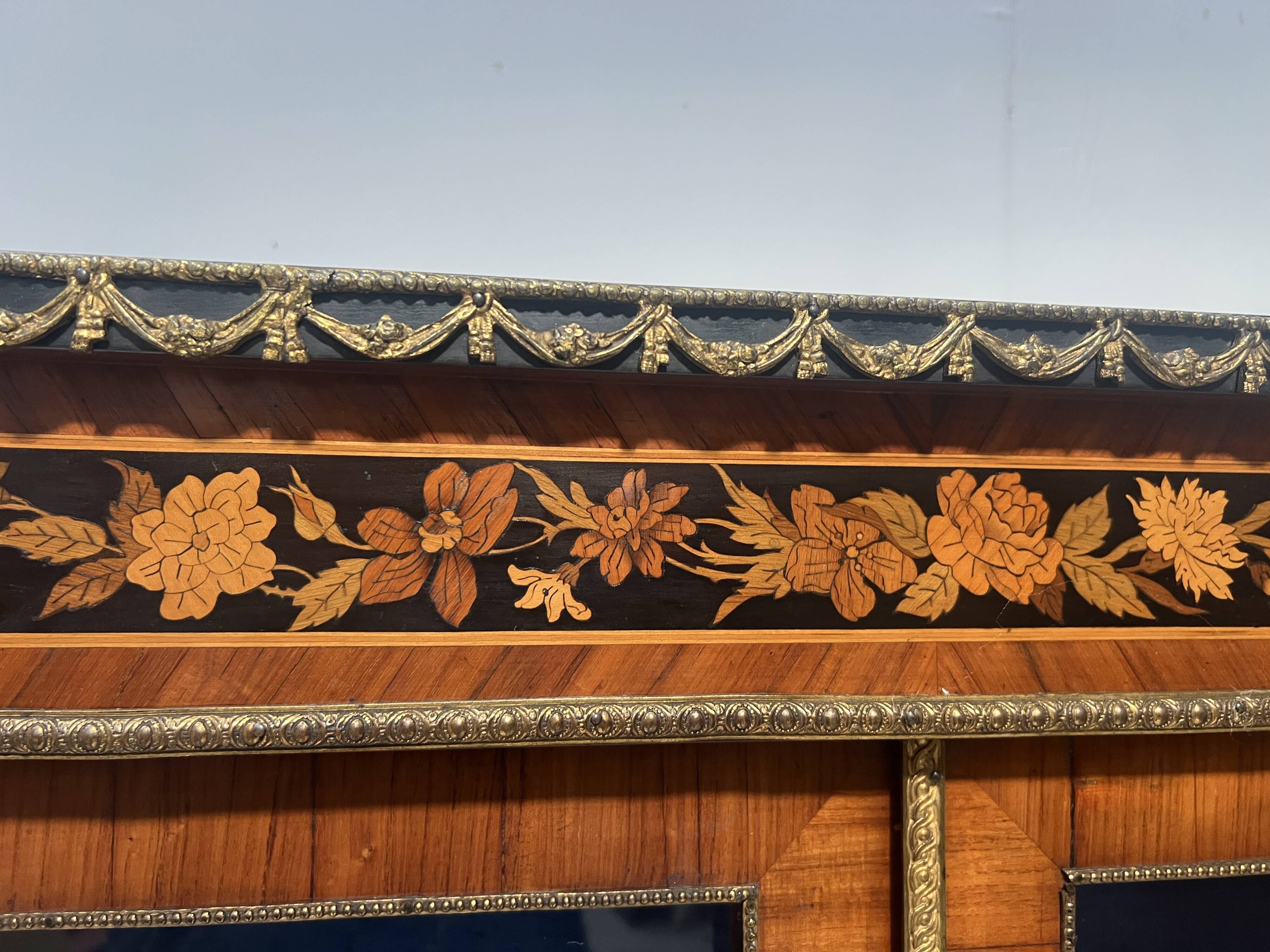 Napoleon III display cabinet in rosewood veneer and marquetry, 19th century.