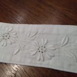 Drap brodé ancien