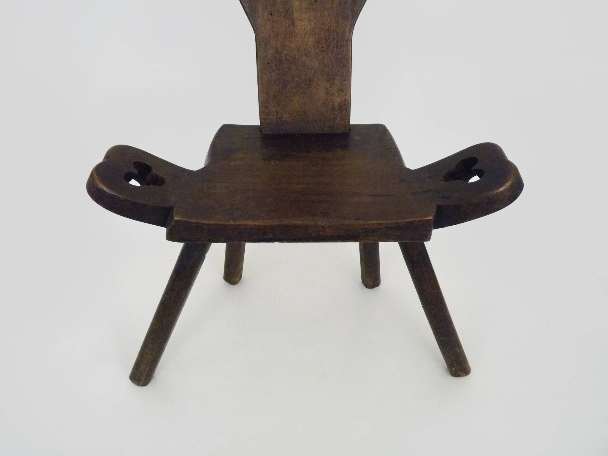 Brutalist tripod chair in raw wood. Solid wood chair. 1960s.