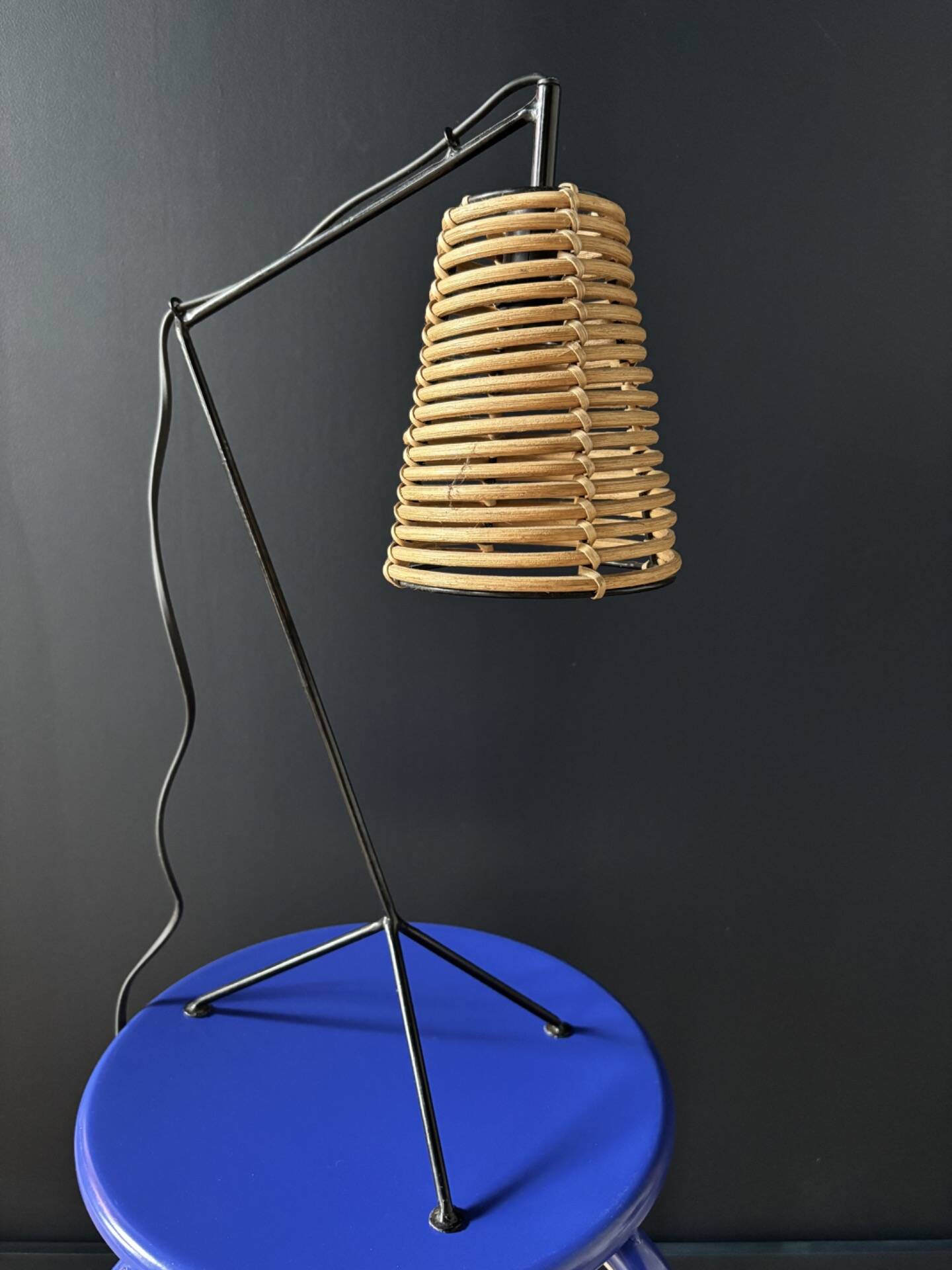 Lampe vintage métal noir et rotin – années 1960/70