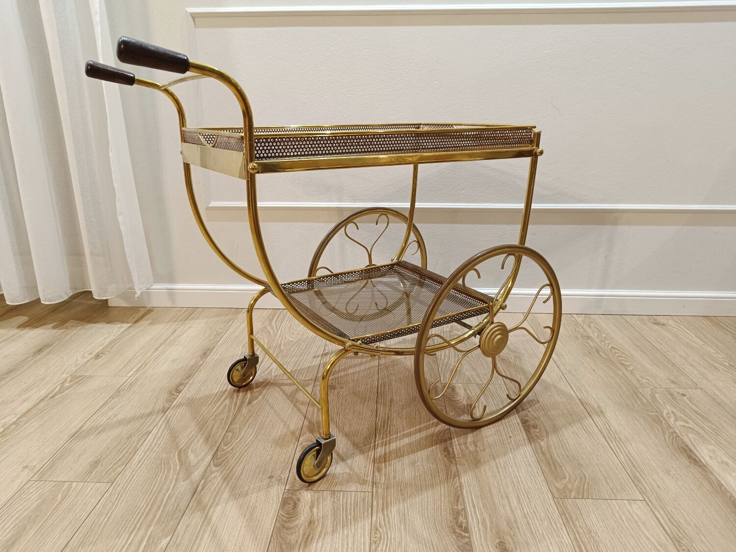 Desserte en laiton et cuivre par Josef Frank pour Svenskt Tenn