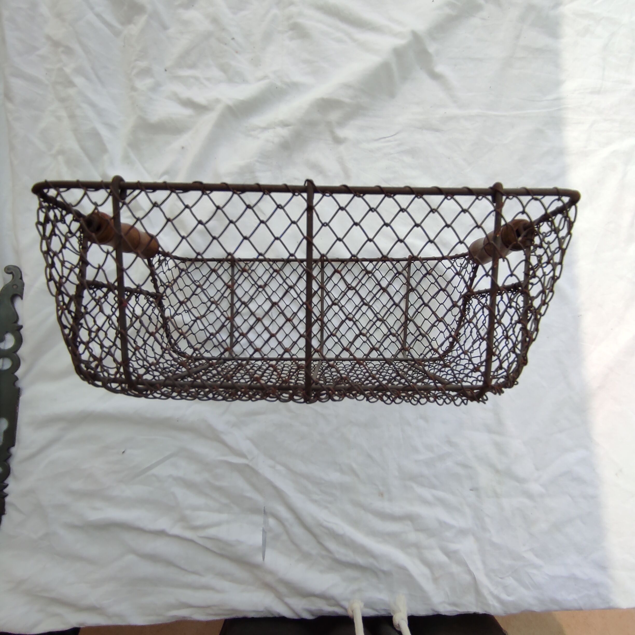 Basket with 2 wooden handles in wire mesh