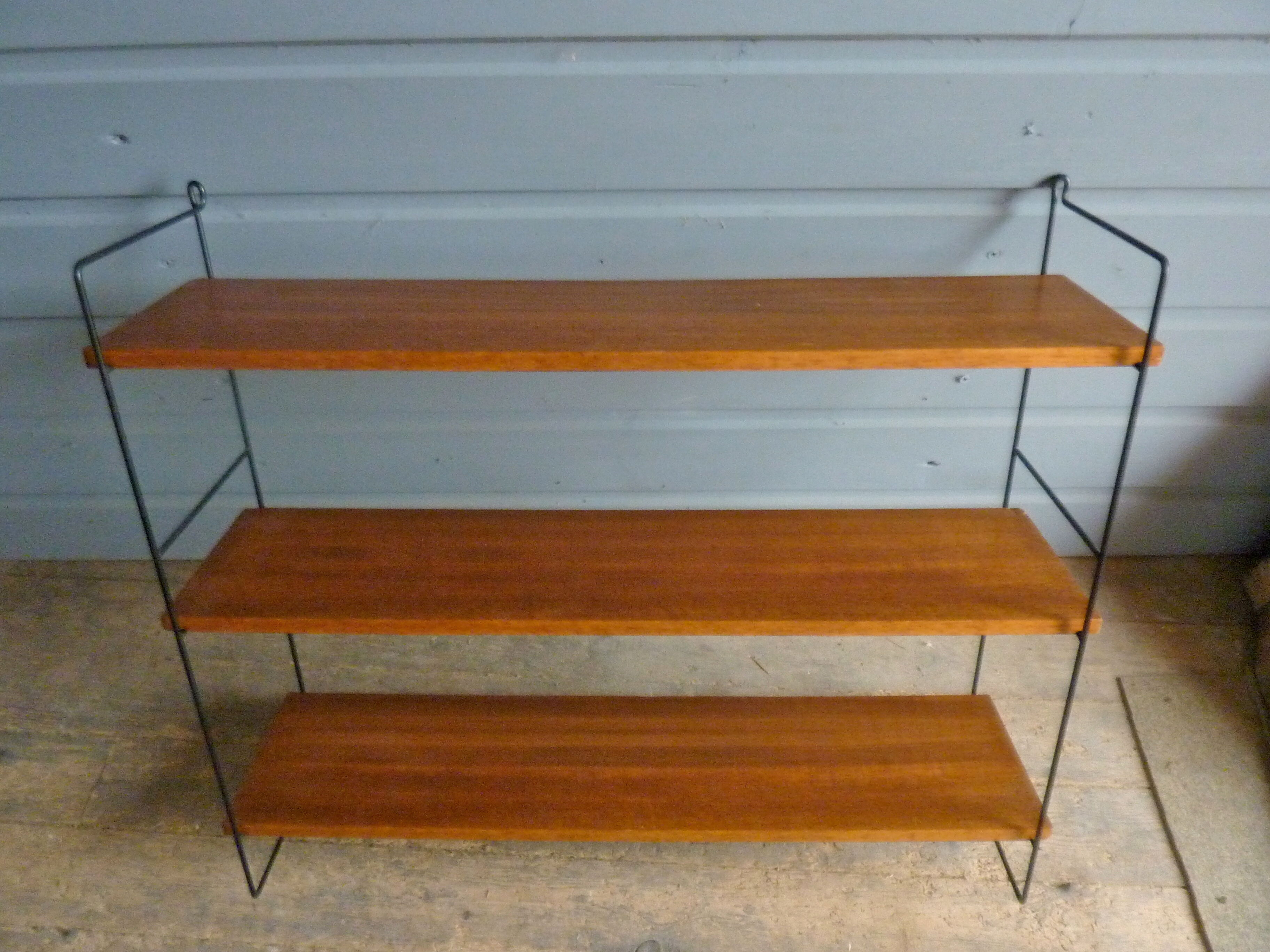 Wall shelve in black metal and the 1960s teak