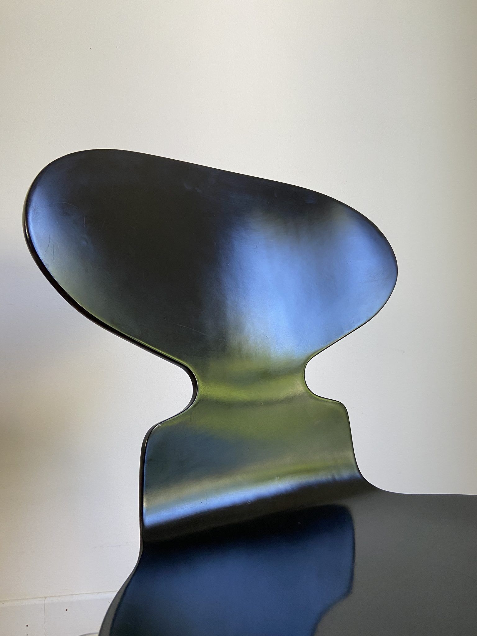 Pair of black chairs ant tripod model 3100 "the ant" by Arne Jacobsen edition Fritz Hansen
