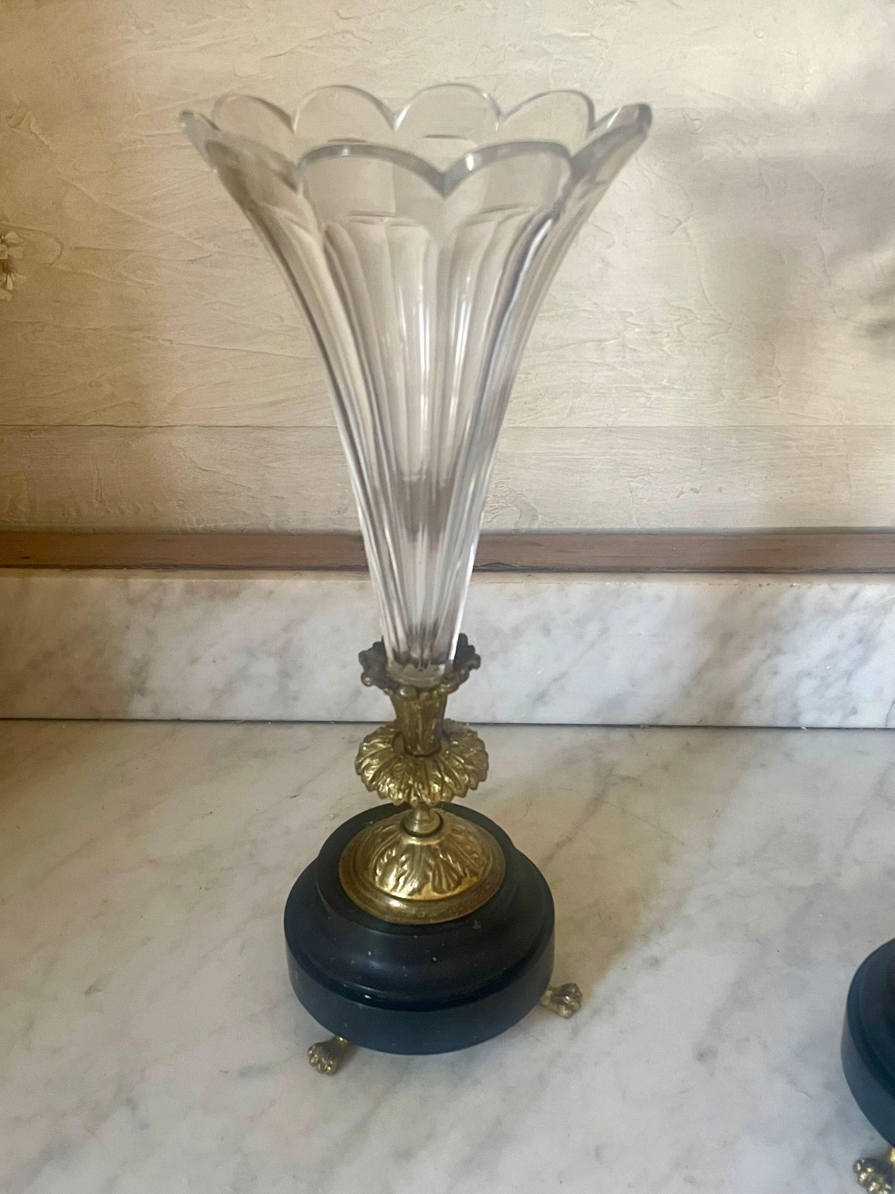 Paire de vases cornets cristal, onyx et bronze