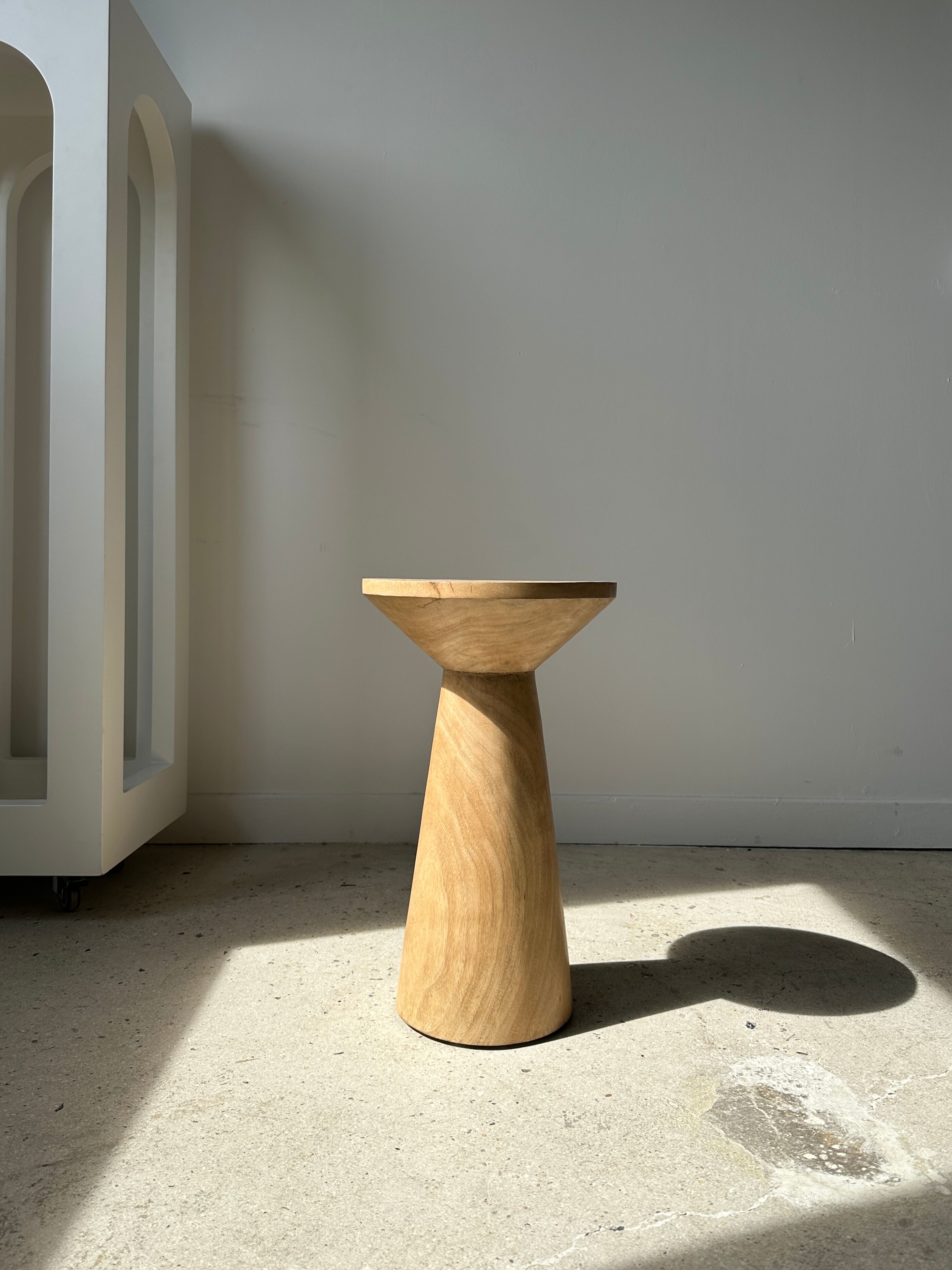 Side table, end of sofa in natural mango monoxyl conical tray H:50cm