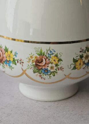 Brussels porcelain vase with a gold rim and flowers