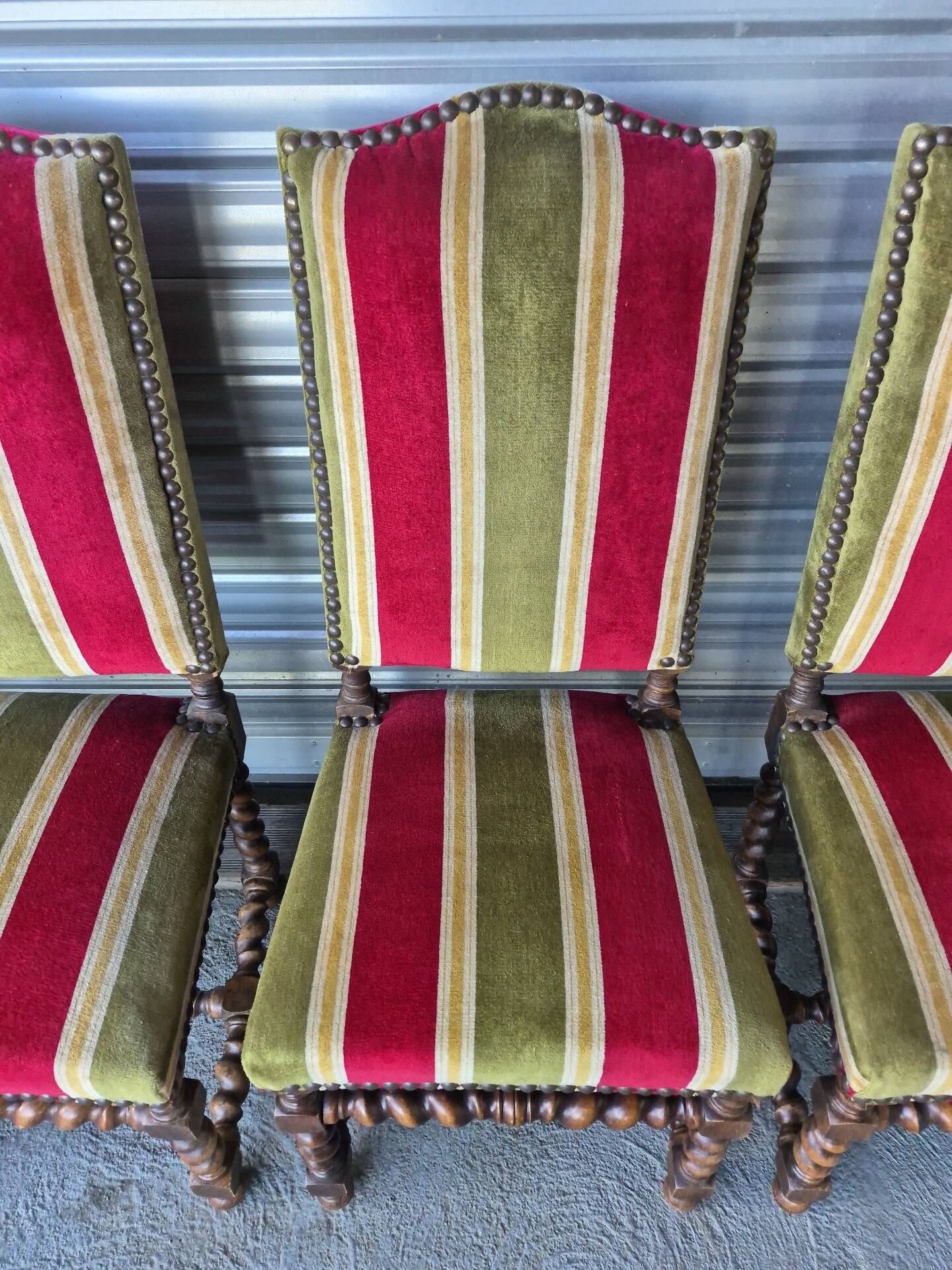Set of 6 Louis XIII style chairs in turned wood and velvet.