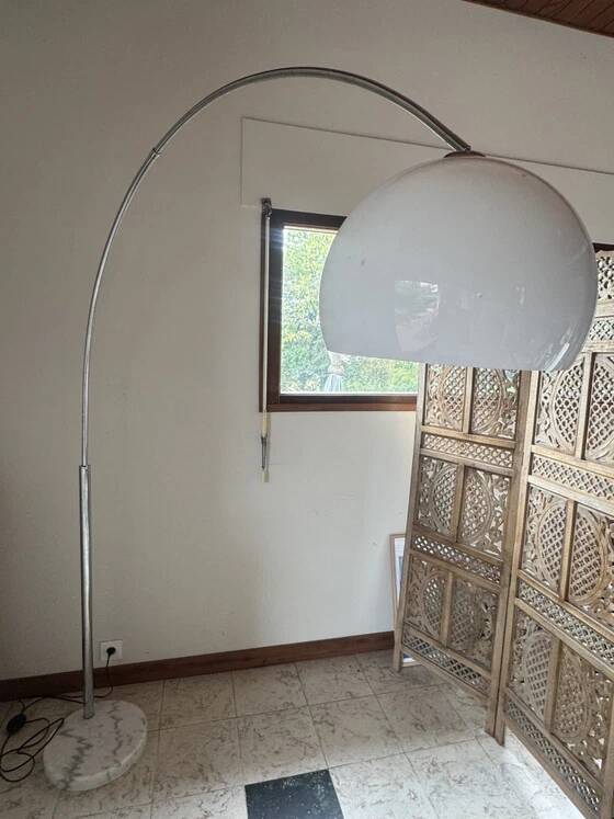Large vintage Italian arc floor lamp – 1970s – Marble, chrome, and opaline diffuser