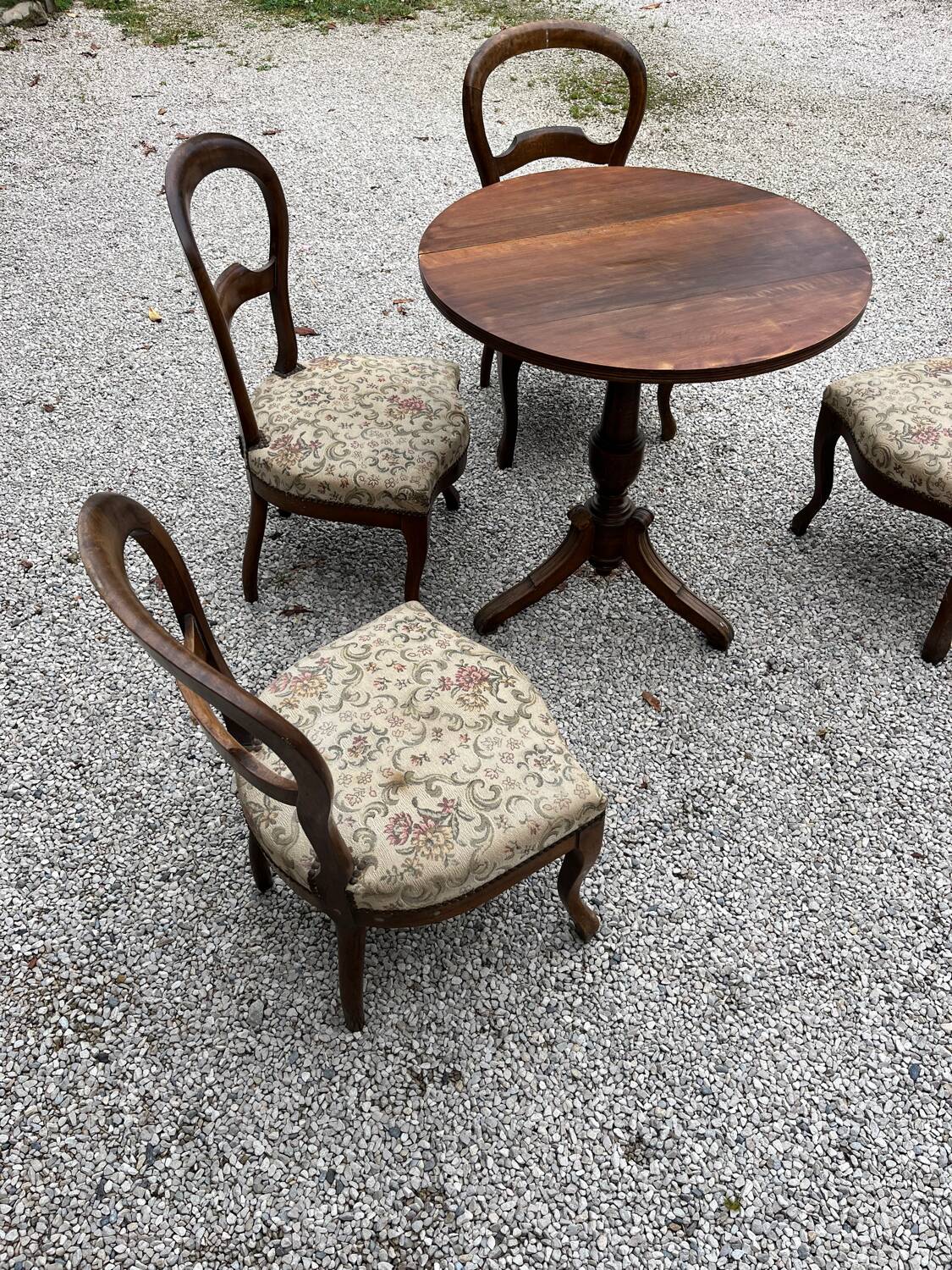 Set of 4 walnut armchairs and table, 19th century