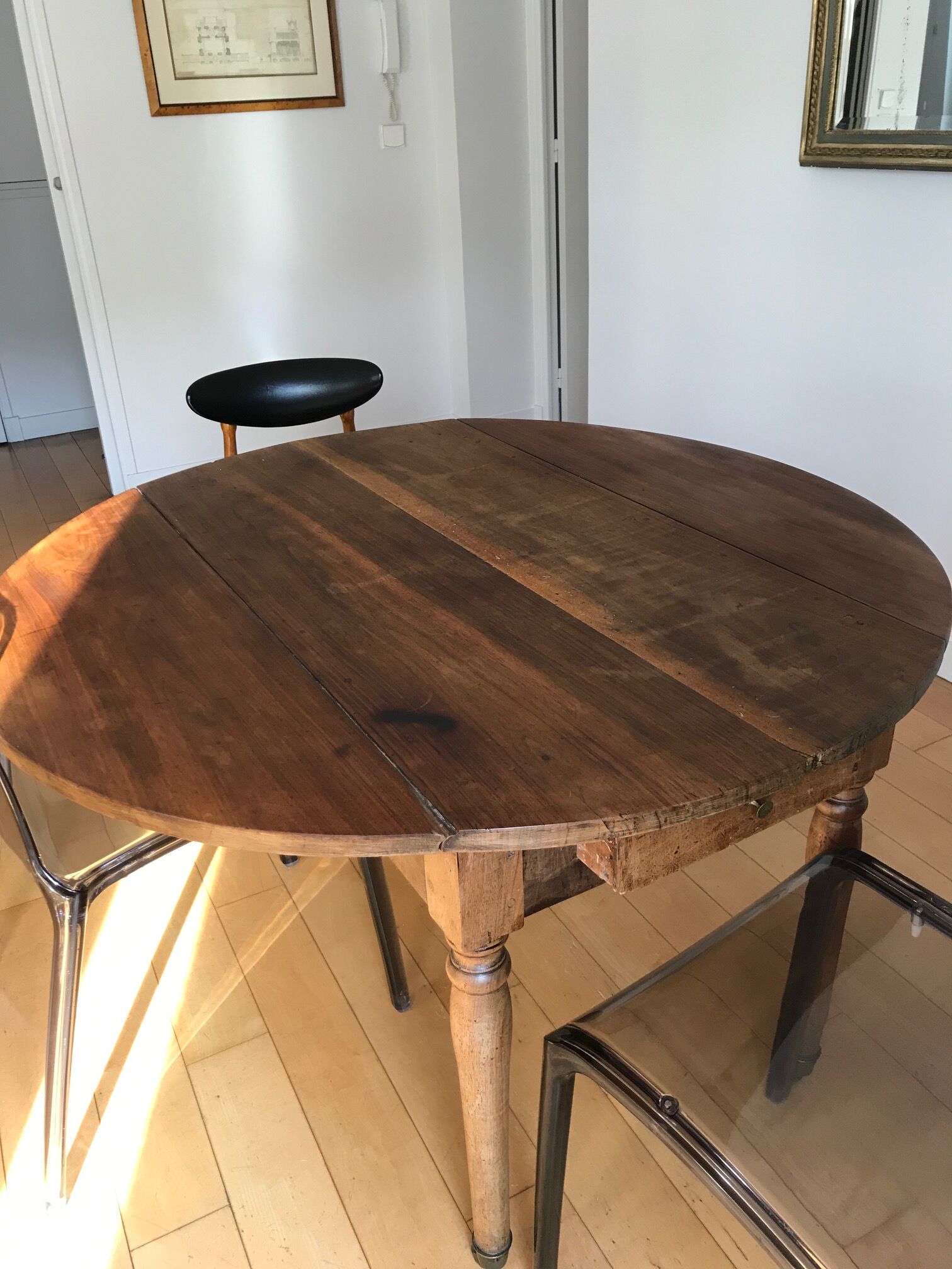 Foldable wooden round table