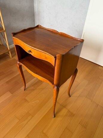 Vintage wooden bedside table in Louis XV style / chic country.
