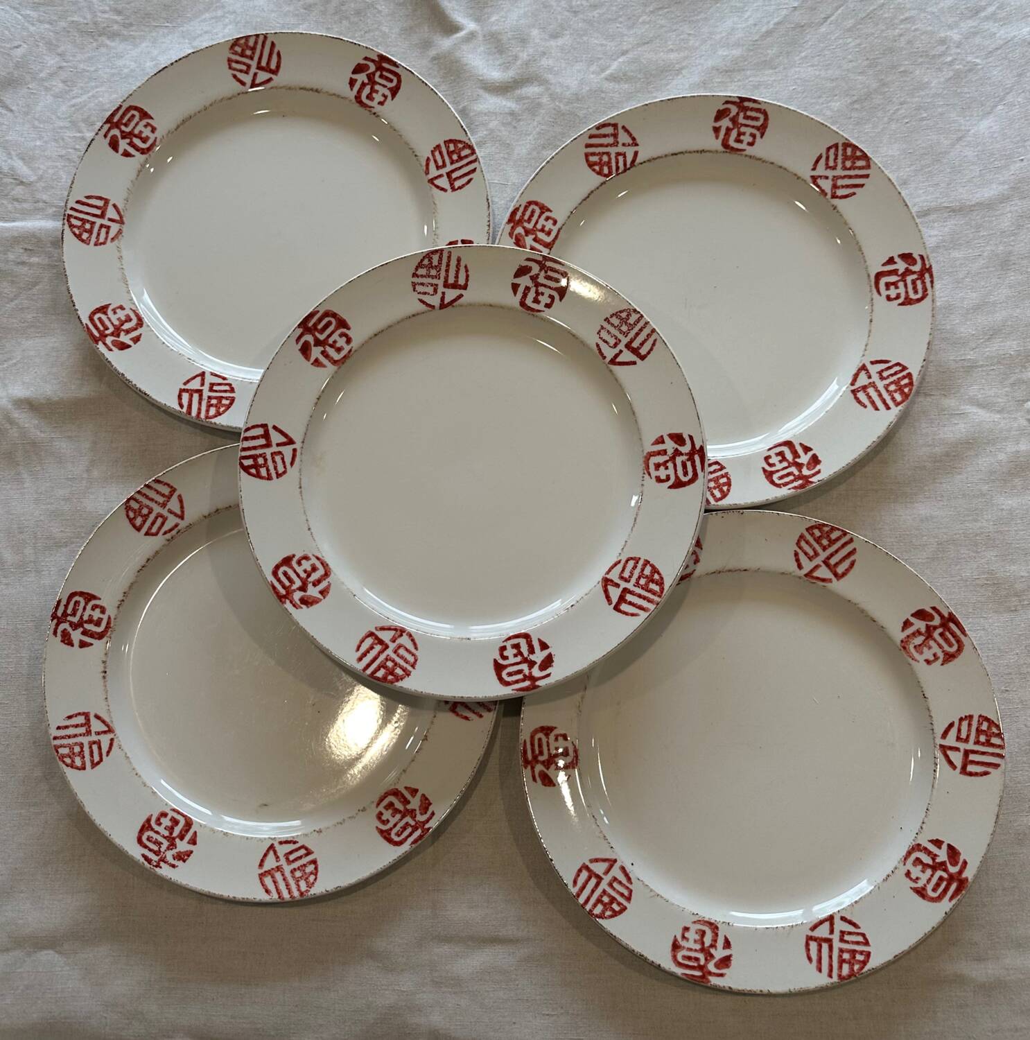 Set of 5 flat plates with ethnic patterns in terracotta.