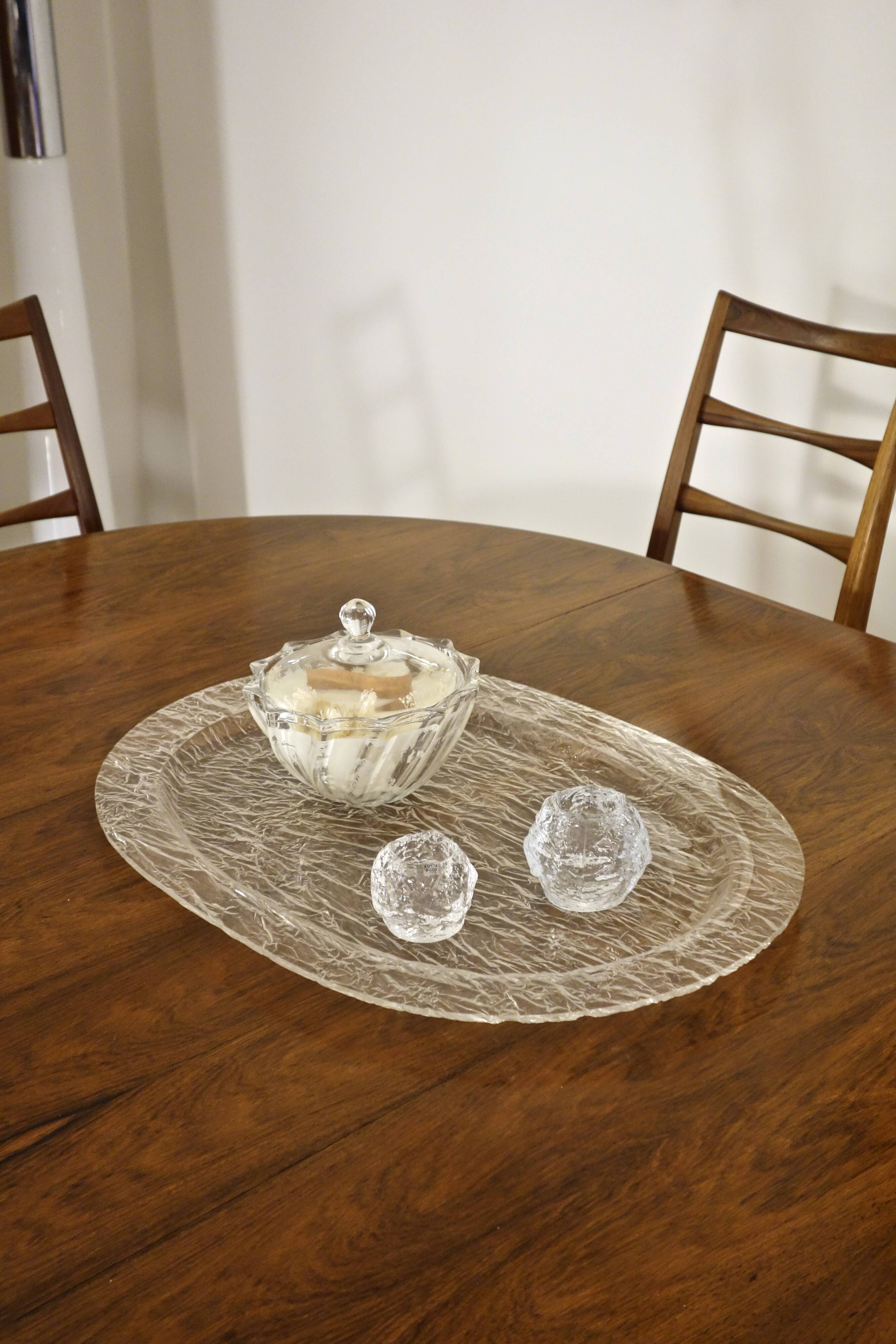 Large oval tray in crumpled plexiglass, France 1970's