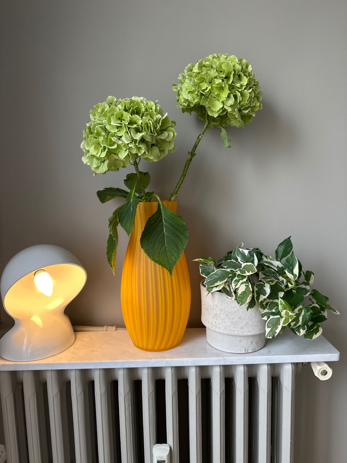 Vase en verre opalin orange, Habitat années 1980