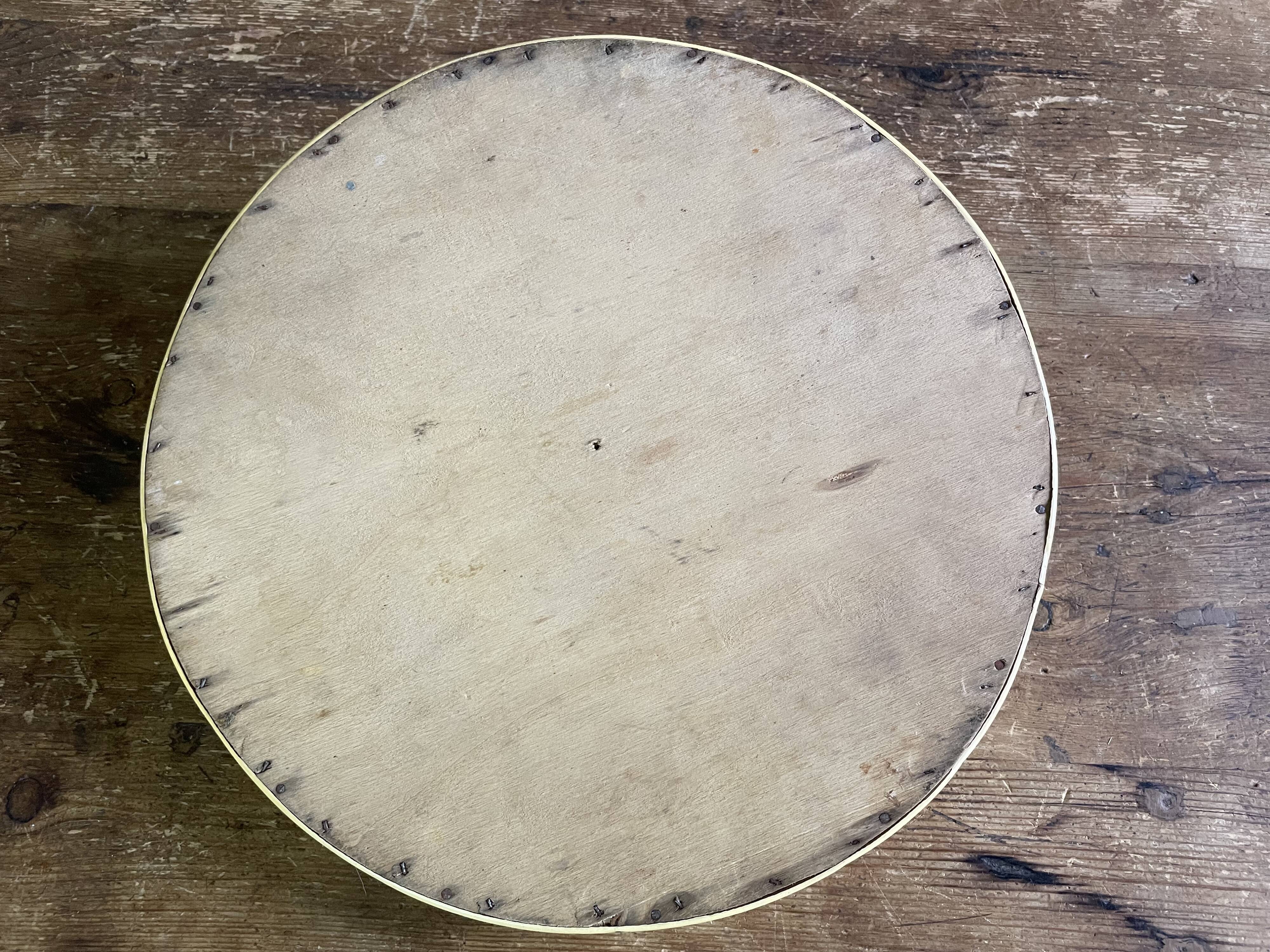 Wood and scoubidou tray