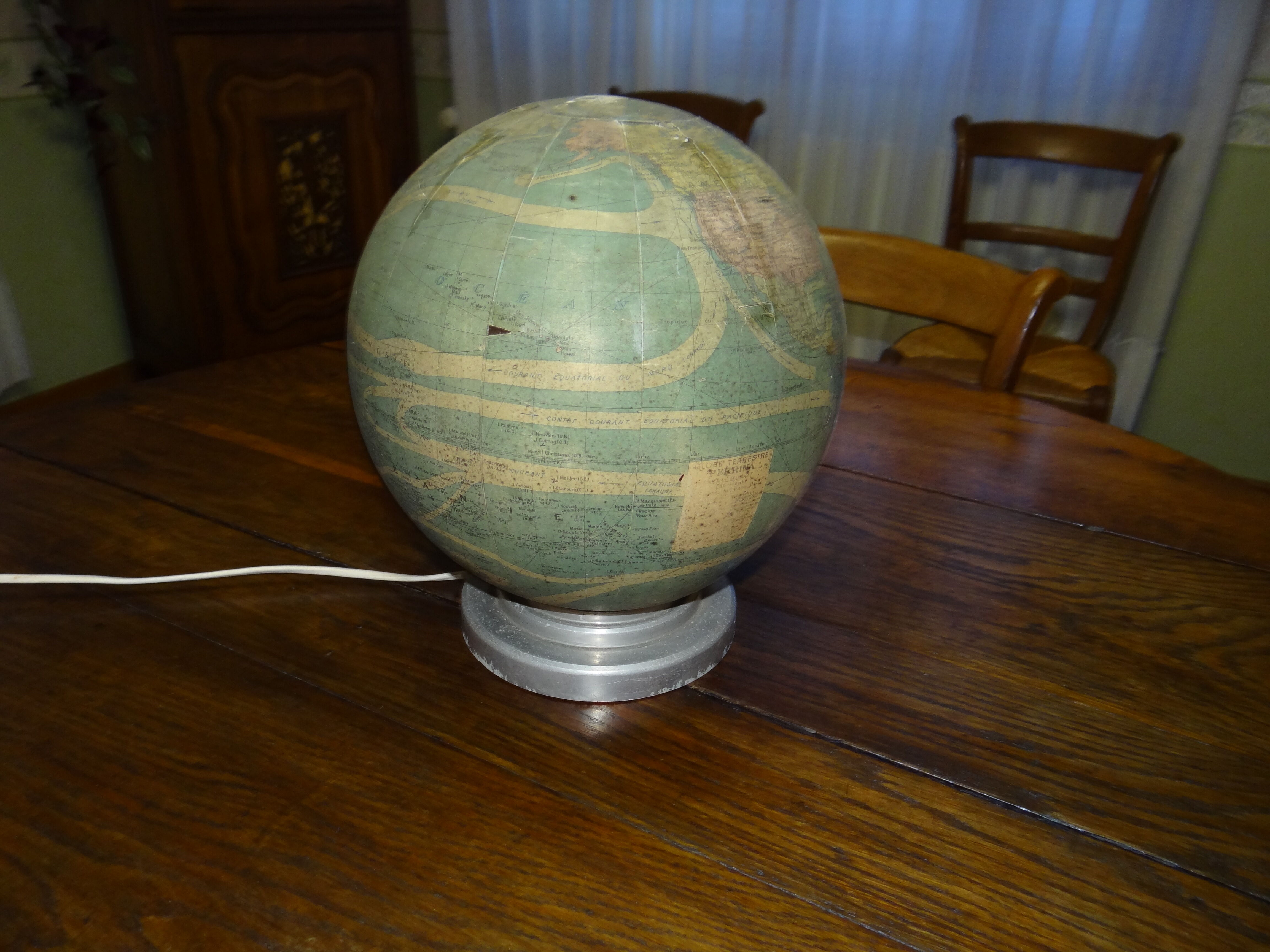 Perrina 1950 glass globe